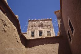 Image du Maroc Professionnelle de  La Kasbah de Taourirt fut édifiée au 17ème siècle par la tribu des Glaoui, située sur une colline au centre urbain de la ville d'Ouarzazate, cette remarquable ancienne bâtisse en pisé parfaitement conservée est l'une des plus belles constructions architecturales de la ville. La Kasbah qui ressemble à un grand château de sable incrusté dans le désert, fait partie du circuit touristique, elle a été classé Patrimoine Mondiale de l’Unesco. Ce véritable joyau de Ouarzazate permet au visiteur de découvrir l’intérieur d’une ksar où résident souvent la population berbères du sud du Maroc. Photo datant du Samedi 23 Août 1997. (Photo / Abdeljalil Bounhar) 